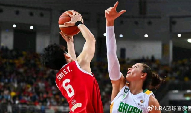 江南体育官网-女篮内线“四大金刚”就位，可球该由谁来传？|外线|吉利金刚2代|中国女篮|张子宇|刘禹彤_新浪体育_新浪新闻