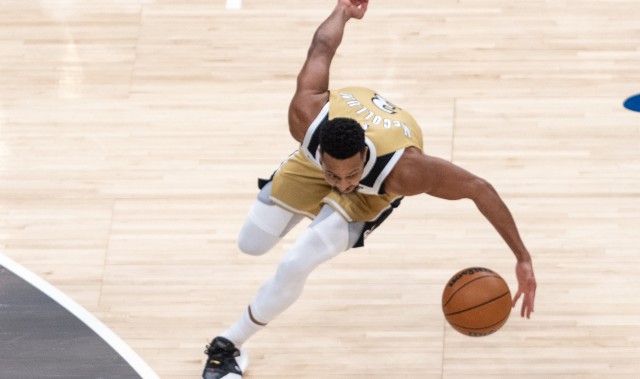 江南体育-进攻不错！麦科勒姆14中7得16分 其他正向数据皆为0